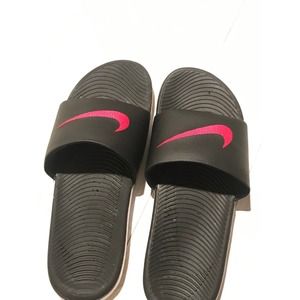 Nike Women’s Black with pink swoosh Size 11